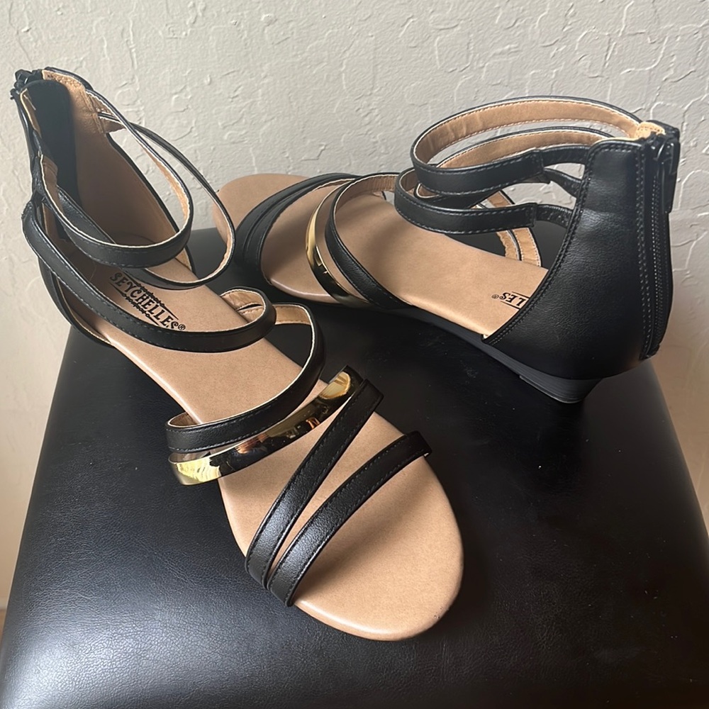 Women’s sandal slight wedge size 8
